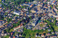 Vue aérienne de Bahnhofstraße avec l'école de musique pour jeunes St. Georgen-Furtwangen eV, l'hôtel FederWERK GmbH et l'église Saint-Georges à le quartier Saint Georgen im Schwarzwald in St. Georgen im Schwarzwald dans le département Bade-Wurtemberg, Allemagne