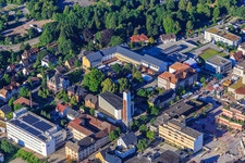 Vue aérienne de Gewerbehallestraße avec l'église Saint-Georges et l'école Robert Gerwig à le quartier Saint Georgen im Schwarzwald in St. Georgen im Schwarzwald dans le département Bade-Wurtemberg, Allemagne