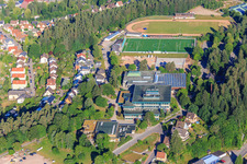 Vue aérienne de Piscine couverte, lycée, gymnase Thomas-Strittmatter et stade Roßberg à le quartier Saint Georgen im Schwarzwald in St. Georgen im Schwarzwald dans le département Bade-Wurtemberg, Allemagne