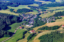Vue aérienne de Vue du village depuis le nord-est à le quartier Brigach in St. Georgen im Schwarzwald dans le département Bade-Wurtemberg, Allemagne