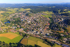 Vue aérienne de Vue d'ensemble de la ville depuis le sud-est à le quartier Saint Georgen im Schwarzwald in St. Georgen im Schwarzwald dans le département Bade-Wurtemberg, Allemagne