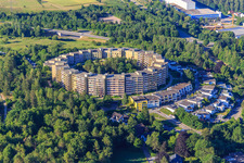Vue aérienne de Ensemble résidentiel circulaire de grande hauteur à Kopsbühl et maisons mitoyennes à Auf d. Höhe à le quartier Villingen in Villingen-Schwenningen dans le département Bade-Wurtemberg, Allemagne