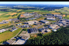 Vue aérienne de Zone industrielle Auf Herdenen avec l'Agence fédérale d'aide technique (THW), bureau régional Villingen-Schwenningen, Jopp Electronics GmbH, GRÄSSLIN SÜD GmbH et Kunststoff-Institut Südwest, Schwarzwald-Baar-Center, Emons Spedition GmbH & Co. KG, Druckzentrum Südwest, Presseservice- und Vertriebs GmbH à le quartier Weilersbach in Villingen-Schwenningen dans le département Bade-Wurtemberg, Allemagne
