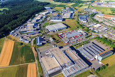 Vue aérienne de Zone industrielle Auf Herdenen avec l'Agence fédérale d'aide technique (THW), bureau régional Villingen-Schwenningen, Jopp Electronics GmbH, GRÄSSLIN SÜD GmbH et Kunststoff-Institut Südwest, Emons Spedition GmbH & Co. KG, Druckzentrum Südwest, Presseservice- und Vertriebs GmbH à le quartier Weilersbach in Villingen-Schwenningen dans le département Bade-Wurtemberg, Allemagne