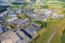 Vue aérienne de Zone industrielle Auf Herdenen avec Aptar Villingen GmbH, GRÄSSLIN SÜD GmbH et Kunststoff-Institut Südwest, Schwarzwald-Baar-Center, Emons Spedition GmbH & Co. KG, Druckzentrum Südwest, Presseservice- und Vertriebs GmbH à le quartier Weilersbach in Villingen-Schwenningen dans le département Bade-Wurtemberg, Allemagne