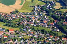 Vue aérienne de Centre du village avec l'église Saint-Otmar à le quartier Kappel in Niedereschach dans le département Bade-Wurtemberg, Allemagne