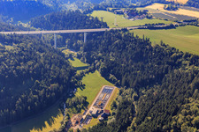Vue aérienne de Pont autoroutier de l'A81 sur l'Eschachtal avec station d'épuration centrale à le quartier Horgen in Zimmern ob Rottweil dans le département Bade-Wurtemberg, Allemagne