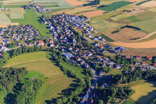 Vue aérienne de Vue du village depuis le sud à le quartier Lackendorf in Dunningen dans le département Bade-Wurtemberg, Allemagne