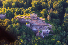 Vue d'oiseau de Ruines du château de Drachenfels à Busenberg dans le département Rhénanie-Palatinat, Allemagne