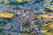Vue aérienne de Vue de la ville depuis le sud à le quartier Gossersweiler in Gossersweiler-Stein dans le département Rhénanie-Palatinat, Allemagne