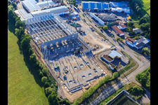 Vue d'oiseau de Chantier de construction du nouveau parc logistique de HANSAINVEST et DFI-Real-Estate Kandel après la démolition du marché OBI à le quartier Minderslachen in Kandel dans le département Rhénanie-Palatinat, Allemagne