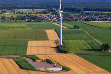Photographie aérienne de Modernisation du parc éolien Minfeld. JUWI remplace quatre anciennes turbines (GE 1.5) de 2004 par deux nouvelles turbines Vestas V162 modernes, chacune d'une puissance de six mégawatts. à Minfeld dans le département Rhénanie-Palatinat, Allemagne
