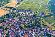 Vue aérienne de Ville viticole du nord-est à le quartier Heuchelheim in Heuchelheim-Klingen dans le département Rhénanie-Palatinat, Allemagne