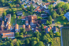 Cave et bar à vin Vogler à le quartier Heuchelheim in Heuchelheim-Klingen dans le département Rhénanie-Palatinat, Allemagne vue d'en haut