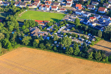 Vue d'oiseau de Camping dans le Klingbachtal à le quartier Klingen in Heuchelheim-Klingen dans le département Rhénanie-Palatinat, Allemagne