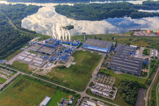 Vue aérienne de Cheminées de vapeur de l'usine à papier Palm GmbH & Co. KG | Usine Wörth am Rhein au port de Wörth, vue du nord-ouest à Wörth am Rhein dans le département Rhénanie-Palatinat, Allemagne
