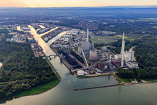 Vue aérienne de Centrale à vapeur du port du Rhin Karlsruhe et ports du Rhin le matin depuis l'ouest à le quartier Daxlanden in Karlsruhe dans le département Bade-Wurtemberg, Allemagne