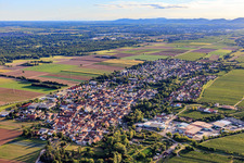 Vue aérienne de Vue du soir depuis le nord-est à le quartier Niederhochstadt in Hochstadt dans le département Rhénanie-Palatinat, Allemagne