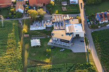 Vue aérienne de Boutique de vins du domaine viticole familial Sauer à le quartier Nußdorf in Landau in der Pfalz dans le département Rhénanie-Palatinat, Allemagne