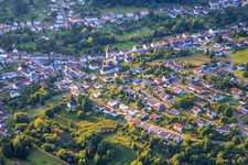 Vue aérienne de Église Saint-Maurice à le quartier Haustadt in Beckingen dans le département Sarre, Allemagne