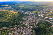 Vue aérienne de Vue de la ville sur la rive de la Sarre depuis le nord-est à Merzig dans le département Sarre, Allemagne