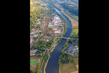 Vue aérienne de Bâtiment de l'entreprise Villeroy & Boch AG entre la rive de la Sarre et la voie ferrée à Merzig dans le département Sarre, Allemagne