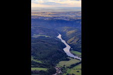 Vue aérienne de Cours de la Sarre entre le quai de Schwemlingen et le bac de Welles à le quartier Besseringen in Merzig dans le département Sarre, Allemagne