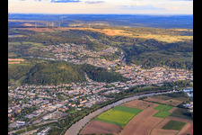 Vue aérienne de Vue de la ville sur les rives de la Sarre depuis le nord-ouest à Merzig dans le département Sarre, Allemagne
