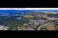 Vue aérienne de Panorama de la ville sur les rives de la Sarre depuis le nord-ouest à Merzig dans le département Sarre, Allemagne