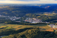 Vue aérienne de Vue de la ville sur la Sarre depuis le sud à Mettlach dans le département Sarre, Allemagne