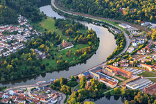 Vue aérienne de Maison d'hôtes du château de Saareck, Musée du monde Villeroy & Boch et Villeroy & Boch Outlet Mettlach à le quartier Keuchingen in Mettlach dans le département Sarre, Allemagne