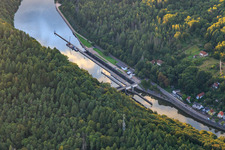 Vue aérienne de Centrale hydroélectrique de la Sarre, barrage et écluse Mettlach à le quartier Keuchingen in Mettlach dans le département Sarre, Allemagne
