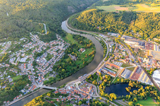 Vue aérienne de Vue des deux côtés de la Sarre depuis le sud à le quartier Keuchingen in Mettlach dans le département Sarre, Allemagne