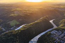 Vue aérienne de La boucle de la Sarre vue de l'est au coucher du soleil à Mettlach dans le département Sarre, Allemagne