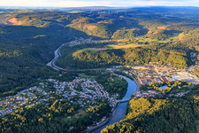 Vue aérienne de Vue des deux côtés de la Sarre depuis l'ouest à Mettlach dans le département Sarre, Allemagne