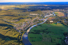 Vue aérienne de Vue de la ville sur les rives de la Sarre depuis le nord-ouest à le quartier Besseringen in Merzig dans le département Sarre, Allemagne