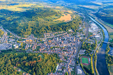 Vue aérienne de Vue de la ville sur la Sarre depuis le nord à Merzig dans le département Sarre, Allemagne