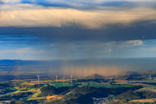 Vue aérienne de Parc éolien Merchingen devant un mur de pluie avec arc-en-ciel à le quartier Merchingen in Merzig dans le département Sarre, Allemagne