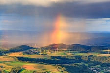 Vue oblique de Parc éolien Merchingen devant un mur de pluie avec arc-en-ciel à le quartier Merchingen in Merzig dans le département Sarre, Allemagne