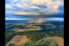 Parc éolien Merchingen devant un mur de pluie avec arc-en-ciel à le quartier Merchingen in Merzig dans le département Sarre, Allemagne d'en haut