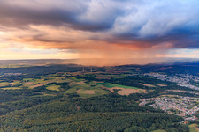 Vue aérienne de Averses de pluie au coucher du soleil à le quartier Honzrath in Beckingen dans le département Sarre, Allemagne
