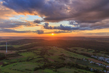 Vue aérienne de Coucher de soleil entre la tour de télécommunication et l'éolienne à le quartier Hüttersdorf in Schmelz dans le département Sarre, Allemagne
