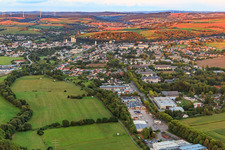 Vue aérienne de Vue de la ville depuis l'ouest le soir à le quartier Jabach in Lebach dans le département Sarre, Allemagne