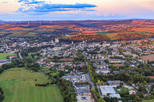 Vue aérienne de Vue de la ville depuis l'ouest le soir à le quartier Jabach in Lebach dans le département Sarre, Allemagne