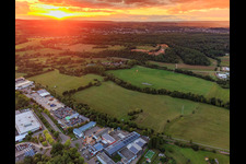 Vue aérienne de Coucher de soleil sur le site de l'événement de La Motte à Lebach dans le département Sarre, Allemagne