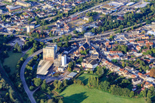 Vue aérienne de Franz Juchem GmbH, usine de Lebach et église de la Sainte-Trinité et de la Sainte-Marie à le quartier Bubach-Calmesweiler in Eppelborn dans le département Sarre, Allemagne