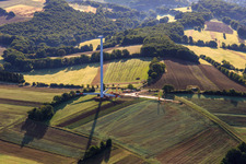 Vue aérienne de Repowering d'une éolienne avant assemblage des rotors à le quartier Sotzweiler in Tholey dans le département Sarre, Allemagne