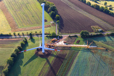 Vue aérienne de Repowering d'une éolienne avant assemblage des rotors à le quartier Sotzweiler in Tholey dans le département Sarre, Allemagne