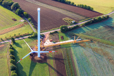 Photographie aérienne de Repowering d'une éolienne avant assemblage des rotors à le quartier Sotzweiler in Tholey dans le département Sarre, Allemagne