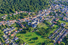 Vue aérienne de Centre-ville avec l'abbaye bénédictine de Saint-Maurice Tholey avec l'église abbatiale et le jardin du monastère du sud-ouest à Tholey dans le département Sarre, Allemagne